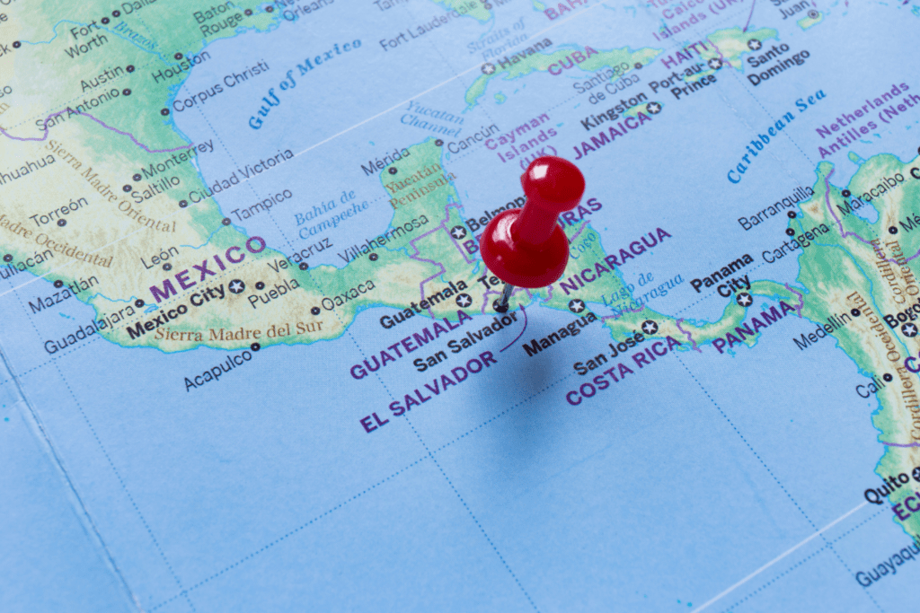 A red pin, pinned on the map of El Salvador.